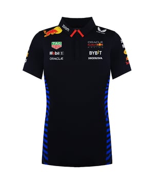 Heben Sie Ihre Fan-Garderobe mit dem offiziellen Red Bull Racing F1 Team 2024 Damen-Navy-Polohemd auf. Speziell für Frauen entworfen, verbindet dieses Polo klassischen Stil mit moderner Performance und bietet eine schmeichelhafte Passform sowie premium Komfort. Ob Sie von den Tribünen anfeuern oder einen entspannten Tag verbringen, dieses Polohemd ermöglicht es Ihnen, Ihre Leidenschaft für F1 in anspruchsvollem Stil zu zeigen.

Hauptmerkmale:
Offizielle Team-Merchandise:

Stolz mit authentischem Red Bull Racing F1 Team 2024 Branding versehen, das das Erbe und die Innovation des Teams feiert.

Premium Stoff:

Hergestellt aus einem hochwertigen, atmungsaktiven Stoffgemisch, das überlegenen Komfort, Langlebigkeit und feuchtigkeitsableitende Eigenschaften für den Ganztagsgebrauch bietet.

Maßgeschneiderte Damenpassform:

Entwickelt mit einer modernen, schlanken Silhouette, die Ihre Figur betont und gleichzeitig einen entspannten, aber eleganten Look bietet.

Klassisches Polo-Design:

Verfügt über einen smarten, knöpfbaren Kragen und kurze Ärmel, die sportliche Leistung mit zeitlosem Stil kombinieren.

Vielseitiger Stil:

Die tiefblaue Farbe und subtile Teamdetails machen dieses Polo perfekt für Renntage, lässige Ausflüge oder jede Gelegenheit, bei der Sie Ihren Rennsportgeist zeigen möchten.

Schreiten Sie mit dem Red Bull Racing F1 Team 2024 Damen-Navy-Polohemd in die schnelle Spur von Stil und Performance, wo hochoktanige Leidenschaft auf alltägliche Eleganz trifft.