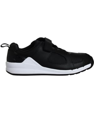 Las Clarks Orbit Ride Kids Black Trainers son una opción de calzado moderno y cómodo para niños. Conocidas por su calidad y estilo, Clarks ha diseñado estas zapatillas para ofrecer moda y funcionalidad a los niños. Aquí tienes una descripción de las principales características:

 Construcción duradera:  Clarks es reconocida por sus zapatos bien hechos. Estas zapatillas tienen una construcción duradera, lo que garantiza que puedan soportar el desgaste de los niños activos.

 Plantilla cómoda:  La plantilla de las zapatillas Clarks Orbit Ride está diseñada pensando en la comodidad. Ofrece amortiguación y soporte para los pies de los más pequeños, haciendo que estas zapatillas sean adecuadas para largas horas de uso.

 Cierre ajustable de gancho y bucle: Estas zapatillas están equipadas con un sistema de cierre de gancho y bucle, fácil de manejar para los niños. Esta característica permite un ajuste seguro y personalizable, facilitando que los niños se pongan y quiten los zapatos de forma independiente.

 Materiales transpirables:  Los materiales utilizados en estas zapatillas están diseñados para ser transpirables, lo que ayuda a mantener los pies pequeños frescos y cómodos, incluso durante el juego activo.

 Puntera reforzada:  Para mejorar la durabilidad, Clarks ha incluido una puntera reforzada en el diseño. Esta característica protege el calzado de las rozaduras y añade una capa extra de protección para los niños activos.

 Suela adherente:  La suela exterior está diseñada para proporcionar una buena tracción, reduciendo el riesgo de resbalones y caídas. Esta característica es esencial para los niños a los que les gusta correr y hacer deporte.

 Calidad Clarks:  Clarks es una marca consolidada conocida por su compromiso con la calidad y la comodidad. Cuando eliges zapatos Clarks, estás invirtiendo en un calzado fiable para tu hijo.