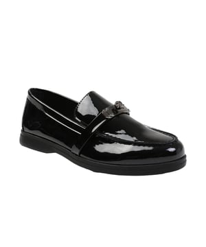 Buitenzool: Rubber. Stoftechnologie: Duurzaam. Metalen Detail. Vlakke. Snit: Laag. Ontwerp: Eenvoudig. Teenstijl: Rond. Sluiting: Slip-on. Geschikt voor: Breed.