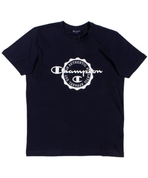 It features a crew neckline with short sleeves and comes in a standard fit for a relaxed wear. Finished up with Champion branding to the chest.
