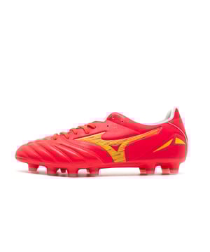 Color: Coral, Fiery Coral Parte superior: Cuero Interior: Sin acolchado Suela: Tacos blandos, flexible Cierre: Cordones Soporte: Neutro Ajuste: Regular Uso: Fútbol