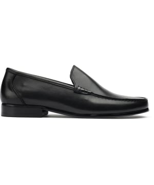 Disfruta de un estilo refinado con el mocasín Ray de SOLE. Exclusivo de SOLE, este elegante mocasín irradia lujo en el calzado con su parte superior de cuero negro intenso y suela con textura sutil. El forro de cuero suave ofrece comodidad transpirable. Sobrio pero sofisticado, la silueta limpia de este mocasín rezuma elegancia sin esfuerzo, ya sea que lo combines con un traje, jeans o pantalones chinos. Simplemente lujoso, el mocasín Ray es una incorporación impecable a tu guardarropa.