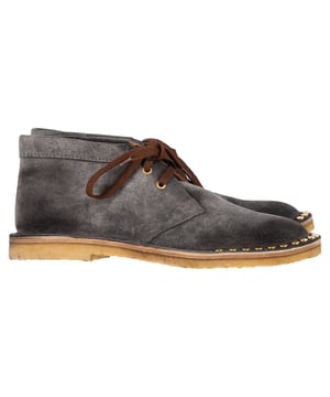 VINTAGE, NP WIE NEU
Fügen Sie Ihrer Schuhkollektion mit den Prada Nieten-Schnürstiefeln aus weichem grauem Wildleder einen Hauch von edgy Luxus hinzu. Diese Stiefel vereinen die klassische Desert-Boot-Silhouette mit zeitgemäßen Details und verfügen über auffällige Nietenakzente, die einen gewagten, modeorientierten Twist bieten. Das reiche graue Wildleder verleiht einen raffinierten, vielseitigen Look, während die Nieten ein unerwartetes Element von Textur und Stil hinzufügen, was diese Stiefel zur perfekten Balance aus rustikalem Charme und hochwertiger Eleganz macht.

Prada Nieten-Schnürstiefel aus grauem Wildleder

Zustand: Sehr gut
Abnutzungserscheinungen: Geringfügige Markierungen, leicht benutzt, aber sehr gut gepflegt. Kleinere Abnutzungen an den Sohlen und Faltenbildung, leichte Kratzer an Sohlen und Fersen.
Verpackung: Staubbeutel
Farbe: Grau
Material: Wildleder | Wildleder
Größe: UK | 10/US11/IT44/FR44 1/3
Maße: Absatzhöhe: 30; Innensohle Länge: 350
SKU: MRPPUGBSH450798M