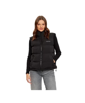 Weste ohne Ärmel Guess GJ Regular Damen Schwarz Synthetik. Authentisches Kleidungsstück der Marke Guess - Streetwear/Sportswear Design von Guess - Guess für modebewusste Frauen, perfekt für den Alltag - Die schwarze Weste ohne Ärmel von Guess lässt sich hervorragend mit Ihrer Garderobe kombinieren - Bequemes Synthetikmaterial - Klassisch - GJ Regular -