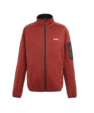 100% gerecycleerd polyester. Stof: Fleece, Gebreid, Marl, Zachte aanraking. Ontwerp: Logo. 250gsm. Stoftechnologie: Ademend, vochtafvoerend. Mouwtype: Met lange mouwen. Halslijn: Staande Kraag. Zakken: 2 Onderzakken, 1 Mouwzak, Rits. Bevestiging: Volledige ritssluiting. S: 38 in. M: 40 in. L: 42 in. XL, XXL: 44 in. 3XL: 51 in. 4XL: 54 in.