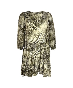 Demuestra tu estilo con el vestido Inoa Animal Print. Su favorecedor estampado lo convierte en una pieza atemporal para tu armario. Confeccionado con tela lujosa, haras una declaracion con cada uso. !Haz una declaracion con estilo! 100 % seda, diseño con estampado de formas, manga larga, vestido en capas, diseño con volantes. Este articulo es adecuado para las tallas UK 8 - UK 14 Estilo del producto: Makucha Panthera 1202117
