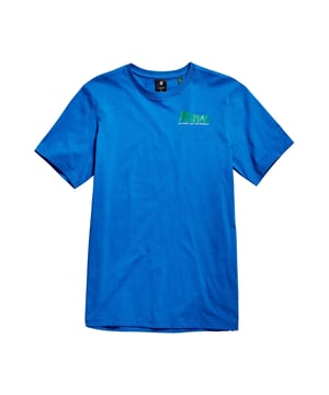 Dieses T-Shirt für Männer ist ein tolles Basic, das sich vielseitig kombinieren lässt. Es ist aus hochwertigem Material gefertigt, das sich angenehm auf der Haut anfühlt und atmungsaktiv ist. Das macht es äußerst angenehm zu tragen. Das T-Shirt hat kurze Ärmel und einen klassischen Rundhalsausschnitt mit gerippten Einfassungen. Abgerundet wird das Design durch einen kleinen Label-Print auf der Brust.