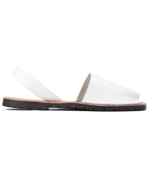 Las sandalias Sole Toucan Menorca presentan un elegante diseño en blanco puro con una femenina punta descubierta y una correa de talón blanca. La plantilla suave con la marca, con detalles de costura blanca, y una suela delgada de goma con agarre completan el look.