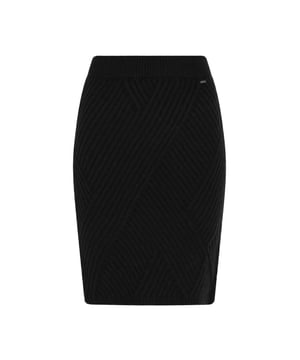Mit einem einzigartigen diagonalen Rippmuster besticht dieser Rock durch seinen taillierten Bund und seine schmale Silhouette, die zum Saum hin enger wird und so einen Bleistift- oder Bodycon-Look erzeugt. Die kurze Länge reicht bis zur Mitte des Oberschenkels oder knapp über das Knie, was ihn für verschiedene Körpergrößen vielseitig tragbar macht. Ein dezentes Markenlabel am Bund verleiht diesem elegant einfachen Design eine zusätzliche Note von Raffinesse.  Rock