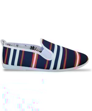 Abraza las estaciones más cálidas con las zapatillas Flossy Duffle. Estos divertidos zapatos a rayas lucen detalles náuticos que realzan cualquier conjunto. Estos alegres zapatos sin cordones de lona cuentan con una suela de goma perfumada para brindar frescura durante todo el día y un suave forro de algodón para mayor comodidad. Su suela delgada y flexible, refuerzos elásticos y lengüeta en el talón los hacen fáciles de usar, mientras que la suela exterior duradera garantiza agarre para cualquier aventura. Ideal para viajes relajados de verano y días de relax en casa, el Arnedo combina estilo y practicidad.