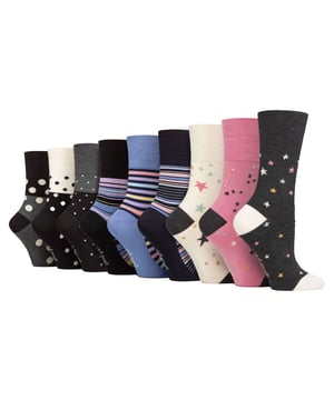 Als comfort uw enige doel is bij het zoeken naar een paar sokken, overweeg dan deze paar Gentle Grip dames losse, sokken zonder elastiek sokken. elastische bamboesokken om een ​​van de beste te zijn. Bamboe wordt gezien als de moderne supervezel Gentle Grip is een gewaardeerd sokkenmerk dat zich uitsluitend richt op comfort en een sokken zonder elastiek techniek wordt ten zeerste aanbevolen om de druk in de voet te verminderen. Bamboe staat algemeen bekend als een geweldig materiaal. De vochtafvoerende Bamboevezels reguleren op natuurlijke wijze de temperatuur, waardoor uw voeten de hele dag comfortabel koel en droog blijven. Geen zweterige en ongemakkelijke voeten meer. Antibacterieel Bamboe trekt het vocht weg, waardoor er geen manoeuvreerruimte meer is en daardoor potentiële voetinfecties worden voorkomen. En dat niet alleen, deze sokken zijn bovendien ongelooflijk zacht dankzij het luxueuze karakter van bamboevezels. Met een speciaal vervaardigde honingraatbovenkant. Deze sokken zijn niet alleen ongelooflijk comfortabel voor alle dragers, maar zijn vooral nuttig voor mensen met problemen met de bloedsomloop. Ze zijn ontworpen om uw benen te verzorgen door zich naar hun natuurlijke contouren te vormen zonder concessies te doen aan de stijl. Deze sokken worden ook geleverd in een multiverpakking van 9 paar, waardoor ze veel waar voor uw geld bieden. Ervaar de perfecte combinatie van comfort en stijl met onze Gentle Grip-sokken, waardoor je voeten en benen de hele dag goed aanvoelen. Er zijn 6 variaties om uit te kiezen met 3 ontwerpen per 9-pack. Ze zijn verkrijgbaar in één maat Dames 37-42 EU, zijn gemaakt van 77% Viscose (van bamboe), 17% Polyester, 5% Polyamide, 1% Elastaan ​​en zijn wasbaar in de machine.