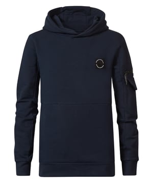 Strapazierfähiger Kapuzenpulli mit im Brustbereich appliziertem Petrol-Badge. Dieser Hoodie hat eine Ärmeltasche, eine Kapuze, eine Beuteltasche und Ärmelbündchen in Rippstrickstruktur. Du schwankst zwischen zwei Größen? Nimm die größere Größe! Strapazierfähiger HoodieNormale PassformIm Brustbereich applizierter BadgeKapuzeBeuteltasche und Tasche am Ärmel56 % Baumwolle, 44 % PolyesterDas Model ist 152 cm groß und trägt Größe 152.