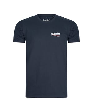 Camiseta de hombre de la marca Ballin Est. 2013. Las camisetas de Ballin Est. 2013 están hechas de algodón 100% orgánico, y tienen un corte regular. El suave algodón proporciona una gran comodidad.  Marca: Ballin Est. 2013Nombre del modelo: Ciaga TeeCategoría: camiseta de hombreMateriales: algodón orgánicoColor: azul
