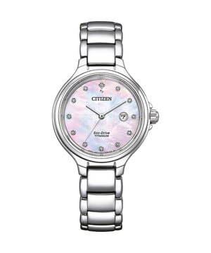 Diese Citizen Analog-Uhr für Damen ist das perfekte Zeitmesser, um sie zu tragen oder zu verschenken. Das silberne Gehäuse mit einem Durchmesser von 31 mm in Kombination mit dem bequemen Armband aus silbernem Titan sorgt dafür, dass Sie dieses atemberaubende Zeitmesser ohne Kompromisse genießen können. Angetrieben von einem hochwertigen Eco-Drive-Uhrwerk und wasserdicht bis 10 Bar, wird Ihre Uhr weiter ticken. Gehen Sie umweltbewusst mit dieser solarbetriebenen Uhr, die sich bei jeder Art von Licht selbst auflädt. Diese Solaruhr benötigt keinen Batteriewechsel. - Die Uhr verfügt über eine Kalenderfunktion: Datum, solarbetriebenes hochwertiges Armband aus silbernem Titan mit einer Länge von 19 cm und einer Breite von 13 mm, mit einer Falt- und Druckknopfschließe. Gehäusedurchmesser: 31 mm, Gehäusehöhe: 9 mm, Gehäusefarbe: Silber und Zifferblattfarbe: Perlmutt.