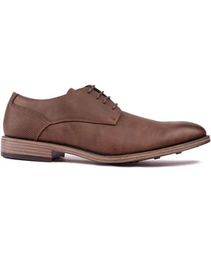 El zapato Fulham Derby de Soletrader es una gran adición a tu guardarropa diario. De la oficina a la ciudad. este alimento básico no te defraudará. Elaborado a partir de un material duradero. Parte superior marrón con detalles en el talón para mayor atractivo. Estos zapatos para hombre cuentan con cordones encerados delgados y ojales ciegos para una apariencia discreta además de ser antideslizantes. Suela con tachuelas para un mejor agarre cuando estás fuera de casa en los cambios de estación.