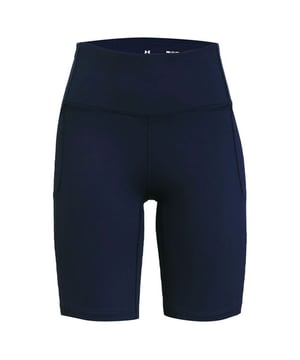 Estos pantalones cortos están cuidadosamente confeccionados para proporcionar comodidad, libertad de movimiento y un toque de elegancia, lo que los convierte en un complemento versátil para tu vestuario deportivo. El clásico color azul marino realza su atractivo, permitiéndote pasar sin problemas del carril bici al gimnasio o a cualquier otra actividad.

Características principales:

 Material de primera calidad:  Estos pantalones cortos de ciclismo están fabricados con un tejido elástico de alta calidad que se adapta a tu cuerpo, garantizando la comodidad durante tus paseos o entrenamientos.

 Tecnología de absorción de la humedad:  La tecnología de Under Armour que absorbe la humedad te ayuda a mantenerte seco al alejar rápidamente el sudor y la humedad de tu piel.

 Cintura elástica:  La cintura ancha y elástica está diseñada para un ajuste seguro y cómodo, evitando que los pantalones cortos se deslicen o se amontonen durante tus actividades.

 Diseño aerodinámico:  Los pantalones cortos presentan un diseño aerodinámico con un ajuste ceñido al cuerpo, lo que reduce la resistencia al aire y mejora tu rendimiento general.

 Longitud versátil:  Con una longitud versátil que ofrece una cobertura adecuada sin limitar su rango de movimiento, estos pantalones cortos son adecuados para diversas actividades.

 Logotipo reflectante:  Un logotipo de Under Armour está estratégicamente colocado para proporcionar visibilidad en condiciones de poca luz, mejorando la seguridad durante los paseos nocturnos.

 Transpirable:  El tejido transpirable favorece el flujo de aire y la ventilación, evitando el sobrecalentamiento durante los entrenamientos intensos.

 Construcción duradera:  Under Armour es conocida por fabricar productos duraderos y de alta calidad, lo que garantiza que estos pantalones cortos de ciclismo puedan soportar los rigores del ciclismo y otras actividades físicas.
