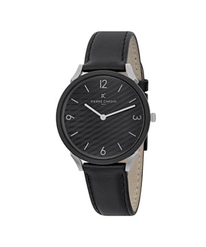 Diese Pierre Cardin Pigalle Stripes Analog Uhr für  Herren ist das perfekte Accessoire zum tragen oder verschenken. Ihr Mehrfarbig 40 mm Rund Gehäuse kombiniert mit dem bequemen Schwarz Armband aus  Leder garantiert, dass Sie diese atemberaubende Uhr kompromisslos genießen werden. Angetrieben von einem hochwertigen Quarz Uhrwerk und wasserdicht bis 3 bars, läuft Ihre Uhr stets weiter. Diese lässige und moderne Uhr ist perfekt für alle Arten von Casual-Aktivitäten, Indoor-Aktivitäten oder täglichen Gebrauch, es ist auch ein tolles Geschenk für Familie und Freunde. Diese hochwertige Uhr hat ein Schwarz Leder Band ( 21 cm Länge und 18 mm Breite) mit einer Dornschließe Gehäusedurchmesser: 40 mm,Gehäuse Höhe: 6.55 mm, Gehäusefarbe: Mehrfarbig Zifferblattfarbe: Schwarz