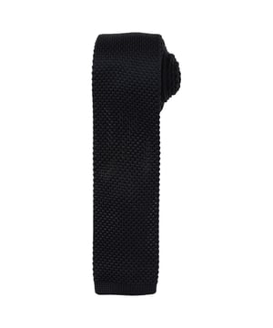 100% Polyester. Stoff: Gestrickt. Länge: 58 Zoll. Breite: 2in. Design: Kariert. Nachhaltigkeit: Amfori, BSCI, REACH, WRAP zertifiziert. Länge: Voll.