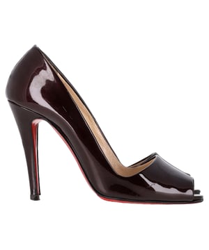 VINTAGE, UVP WIE NEU  
Die Christian Louboutin Peep-Toe Pumps aus dunklem lila Lackleder sind eine atemberaubende Bereicherung für jede Schuhkollektion und bieten eine perfekte Mischung aus Raffinesse und mutiger Eleganz. Hergestellt aus reichhaltigem dunklem lila Lackleder, zeichnen sich diese Pumps durch ein glänzendes, auffälliges Finish aus, das ihr schlankes, elegantes Design unterstreicht. Die Peep-Toe-Silhouette verleiht einen verspielten, aber dennoch schicken Akzent, während die ikonische rote Sohle einen charakteristischen Abschluss bietet, der Luxus ausstrahlt. Mit einer vorteilhaften Absatzhöhe bieten diese Pumps sowohl Stil als auch Komfort und sind ideal für Abendveranstaltungen oder besondere Anlässe. Ob zu einem Cocktailkleid oder maßgeschneiderten Hosen kombiniert, diese Christian Louboutin Pumps setzen ein Zeichen für raffinierten Glamour und Selbstbewusstsein.

Christian Louboutin Peep-Toe Pumps aus dunklem lila Lackleder

Zustand: Sehr gut  
Gebrauchsspuren: Geringe Gebrauchsspuren  
Verpackung: Keine  
Farbe: Dunkel lila  
Material: Leder | Lackleder  
Größe: EU | 37.5/UK4.5/US7.5  
Maße: Absatzhöhe: 95; Innenlängen: 250  
SKU: NAPPUGBSH444529W