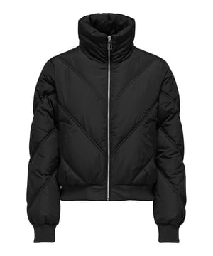 Diese kurze Steppjacke für Damen bietet eine ideale Kombination aus Komfort und Stil. Mit einem durchgehenden Reißverschluss und einem hochgeschlossenen Kragen schützt sie zuverlässig vor Wind und Wetter. Die seitlichen Eingrifftaschen sorgen für praktischen Stauraum und warme Hände. Saum und Ärmelabschlüsse mit weichen Rippbündchen sorgen für einen perfekten Sitz und zusätzlichen Komfort. Die warme Fütterung hält dich auch an kühlen Tagen angenehm warm, ohne dabei an Leichtigkeit einzubüßen. Diese Jacke ist nicht nur funktional, sondern auch ein modisches Highlight für die Übergangszeit. Perfekt für den Alltag und vielseitig kombinierbar.