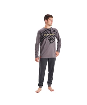 Descubre el confort y la elegancia del pijama para caballero de Munich.

Este pijama es perfecto para disfrutar de las noches frías con un toque de sofisticación. Su suave textura proporciona una calidez excepcional, ideal para relajarte en casa.

El conjunto incluye una camiseta de manga larga que destaca por su diseño moderno, adornada con un elegante bordado que presenta el nombre de la marca.

Por otro lado, los pantalones cuentan con una cintura elástica ajustable mediante un cordón que garantiza un ajuste perfecto y libertad de movimiento. Además, están diseñados con prácticos bolsillos laterales, ideales para llevar tus objetos esenciales mientras disfrutas de momentos de relajación. 

Los puños elásticos en los pantalones añaden un toque de estilo y confort, manteniéndolos en su lugar.
 Composición: Camiseta: 60% Poliéster, 40% Algodón; Pantalón: 60% Poliéster, 40% Algodón
 Cuidados:
- Lavar en un ciclo suave.
- Siempre usar agua fría o tibia. 
- No usar secadora. Es mejor secarlo al aire. 
- Si es necesario, planchar a temperaturas bajas.
- No usar blanqueadores.