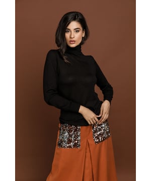 Jersey de punto de cuello alto en negro. Mangas largas con puños de canalé. Cuello alto de canalé. Bajo de canalé. Silueta recta. Accesorios no incluidos. 80%viscose-11%polyamid-9%lurex. Nuestra modelo mide 175 cm y lleva la talla 36. Medidas de la talla 38/M (en cm):Anchura de los hombros-40, Busto-50, Cintura-47, Dobladillo-36, Mangas-65, Largo del cuerpo-68.
