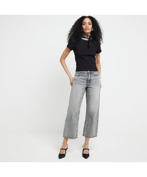 Mid rise, Relaxed straight fit, Denim fabric, Cropped length, Belt loops, Classic 5 pocket styling, Button and zip fastening