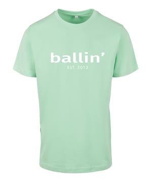 Herren-T-Shirt von der Marke Ballin Est. 2013. Diese Shirts von Ballin Est. 2013 sind aus 100% Bio-Baumwolle hergestellt und haben Regular fit. Dies ist eine etwas engere Passform. Die weiche Baumwolle sorgt für einen hohen Tragekomfort.  Modellbezeichnung: Regular Fit ShirtKategorie: Herren-T-ShirtMaterialien: Bio-BaumwolleFarbe: mintgrün