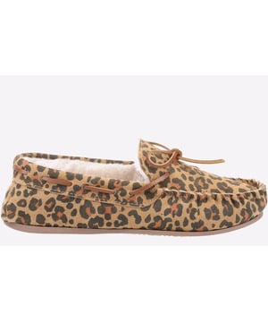 Damespantoffel van Hush Puppies, de Allie; gemaakt met echt suède bovenwerk. Gezellig nepbont voert deze pantoffel - een voetbed van traagschuim dempt de voeten. De binnen- en buitenzool is flexibel en slijtvast. Wordt geleverd in een geschenkverpakking voor het perfecte cadeau