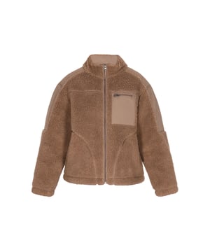 Bleiben Sie diesen Winter warm mit unserer gemütlichen Teddyjacke mit hohem Kragen und durchgehendem Reißverschluss, sodass Sie sie mühelos tragen können. Diese entspannte Passform hat lange Ärmel, eine Brusttasche und Seitentaschen für mehr Funktionalität. Die Jacke ist warm und gemütlich und kombiniert Funktionalität mit den neuesten Trends.  Blouson