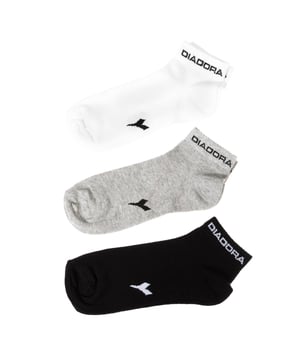 Pack de 3 calcetines deportivos.
Corte tobillero.
Confeccionados en hilo de alta calidad, que garantizan gran comodidad y duración.
Color negro, blanco y gris.
Puño elástico  con estampado de la marca.
Tejido elástico y traspirable.
Detalle de la marca en un lateral.

Composición:
- 75% Algodón.
- 23% Poliéster.
- 2% Elastano.

Cuidados:
- Lavar a mano.
- No usar lejía.
- No usar secadora.
- No planchar.
- No lavar en seco.