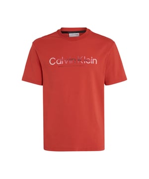 Mens Calvin Klein Diffused Logo T- Shirt in red.- Crewneck.- Short sleeves.- Diffused logo on the chest.- Regular fit.- Ref: K10K112497XAE