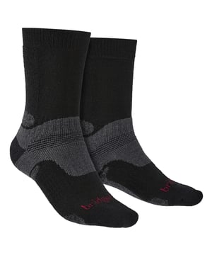 Bridgedale - Men's Merino Wool Performance Boot SocksOriginally named the Trekker, this sock changed the expectations of a hiking sock forever. La tecnología Merino Performance Fusion proporciona un acolchado resistente, un aislamiento equilibrado, una evacuación de la humedad y una durabilidad excepcional para ofrecer comodidad durante todo el día. La lana Merino es también conocida por ser uno de los materiales más suaves que existen, lo que garantiza el máximo confort. La costura plana de la puntera minimiza el bulto que podría causar irritación en la puntera y el calcetín se mantiene seguro en su sitio con un arco elástico y una talonera con forma 3D.Construido sobre una estructura de Lycra® y fijado por el proceso Thermofit de Bridgedales asegura que el calcetín vuelva a su forma y tamaño original después de cada lavado. Probado y amado por 1000's de caminantes, excursionistas y exploradores de este calcetín es uno de los mejores calcetines de senderismo por ahí.Estos calcetines están hechos de 38% de nylon / poliamida, 26% de lana, 18% de lana merino, 17% Endurofil ™ / polipropileno, 1% Lycra® / elastano y vienen en 4 colores diferentes: Negro, Verde, Gunmetal y Petrol/Navy. Están disponibles en 3 tallas: Medium (6-8.5 UK), Large (9-11.5 UK), X-Large (12+ UK) y son lavables a máquina.Extra Product DetailsBridgedale Men's Boot SocksPerformance FitMerino Wool FibresFlat Toe SeamsGreat For HikingMoisture Wicking4 Colour OptionsAll Day ComfortElasticated ArchAdvanced Padding System3 Sizes AvailableMachine Washable