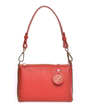Bolso de mano  
100% cuero de vaca  
Cierre magnético en la parte superior  
Cierre con cremallera en la parte superior  
Bolsillo interno con cremallera  
Dos compartimentos  
Dimensiones: 14x19x6.5 cm  
Correa de hombro: 45 cm fija y 120 cm ajustable  