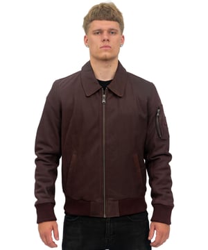 Compleet met klassieke kraag in overhemdstijl en subtiele taillezakken, dit zorgt voor een stijlvolle weergave van het A2-ontwerp uit het begin van de jaren dertig. Om de jas een taps toelopende look te geven, hebben we een ribgebreid materiaal aan de taille en zoom gebruikt, waarvan de kleur contrasteert met elk van de vier kleurstellingen die we aanbieden, voor extra diepte aan de esthetiek van de jas. Voor extra opbergmogelijkheden zijn een extra afgerond ritsvak op de linkermouw en twee binnenvakken in de voering van de jas geïntroduceerd. • Echte koeienhuid van hoge kwaliteit • Ribgebreide taille en manchetten voor een taps toelopende pasvorm • Dikke YKK-rits aan de voorkant van de jas • Klassieke kraag in overhemdstijl • Zakken geïntegreerd in de voering van de jas en drie buitenzakken met ritssluiting