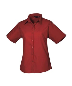 65% Polyester, 35% Baumwoll-Popelin. Gewebe: Popelin. Design: Unifarben. Knopfverschluss. Abnäher an Rücken, Brustabnäher, Doppelte Falznähte, Pflegeleicht, Perlglanz-Knöpfe. Passform: Anliegend. Nachhaltigkeit: Amfori-Freigabe, BSCI, REACH, Sedex, WRAP Zertifikat. Mit Kragen. Saum: Geschwungener Saum. Kurzärmlig.