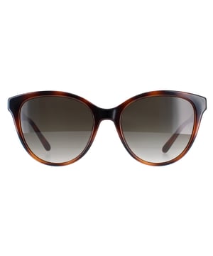 Las gafas de sol Salvatore Ferragamo SF1073S 240 gris tortuga degradado son unas elegantes monturas cat eye fabricadas en acetato ligero. El icónico logotipo de Salvatore Ferragamo está sutilmente grabado en las patillas, mostrando el toque característico de la marca.