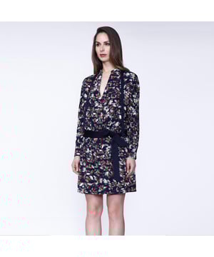 Een informele look voor elke dag met deze kamer die je kunt kiezen om te dragen als een jurk of een tuniek boven een leggings. Een elegant gedrapeerd gedrapeerd op de voorkant vormt een V -halslijn en is overeengekomen met een stropdaskraag om te binden of los te laten. De snit is comfortabel dankzij de elastische riem en zijn ademende pannenkoekstof. Ook praktisch met 2 zakken zijkant en satijnen riem inbegrepen. Zonder moderatie te dragen en te accessoriseren. Beschikbaar in 3 kleuren.
 Productdetails
 
 Formulier: strak rechts naar heupen
 Lengte: 93 cm vooraan / het model meet 1m77 en heeft een maat 38
 Lange mouwen
 V- Kruispanelen
 Elastisch