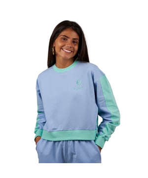 The #SuperbTotalLook with which you can feel like yourself at any time and in any situation. A total look in pastel colors with which you can feel happy and enjoy, without thinking about anything else, the essence of a much-desired summer. Be Happy is the new Superb collection for every day, for all moments. Be Happy is to be yourself, to feel free.

 Characteristics:

 Short round neck sweatshirt
 Designed in two pastel colors, blue and green, carefully chosen by the Superb team
 Trim in different color
 SuperbEmbroidered logo, creating contrast of pastel colors
 Ribbed waist and cuffs in contrasting pastel colors
 Made and designed in Barcelona by the Superb team
 Our model Valeria is 1.69m tall and wears size M.

 Composition:
 96% cotton
 4% elastane
 Composition: 96% cotton
 4% elastane
 Care:
Wash at maximum temperature 30º.
 Iron at low temperature.
 You can use a dryer.
 Do not use bleach.