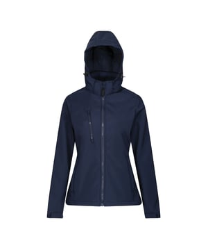 Bequem zu tragen. Warm. Leicht. Wasserdicht. Atmungsaktiv. Winddicht. Wasserabweisendes Finish. Aus gewebtem Softshell. Einfarbig. 3 Lagen. Verstellbare Ärmelbündchen. Lange Ärmel. Abnehmbare Kapuze mit Kordelzug. 3 Taschen mit Reißverschluss, davon 1 auf der Brust. Mit Reißverschluss zu schließen. Material: 100 % Polyester.