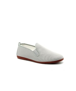 Deze plimsolls zijn ontworpen met zowel stijl als functionaliteit in gedachten, waardoor ze perfect zijn om elke dag te dragen.

Deze plimsolls voor kinderen zijn met zorg gemaakt en hebben een veelzijdige grijze kleur die bij allerlei outfits past. Of het nu voor school, speelafspraakjes of casual uitjes is, deze schoenen geven de stijl van je kind moeiteloos een boost.


De Flossy GRIS Grey Kids Plimsolls zijn gemaakt van hoogwaardige materialen om duurzaamheid en comfort te garanderen. Het zachte en ademende canvas bovenwerk zorgt voor een goede pasvorm, terwijl de ventilatie de kleine voetjes koel en droog houdt.


Ontworpen met draaggemak in het achterhoofd, hebben deze sandalen een slip-on stijl met elastische panelen. Hierdoor kunnen kinderen de schoenen gemakkelijk zelf aan- en uittrekken, wat de onafhankelijkheid en het zelfvertrouwen bevordert.

De lichtgewicht constructie van deze instappers zorgt voor onbeperkte bewegingsvrijheid, zodat kinderen met gemak kunnen rennen, springen en spelen. De flexibele rubberen zool biedt tractie en stabiliteit op verschillende ondergronden en zorgt voor veiligheid en comfort tijdens hun avonturen.

Met hun klassieke en tijdloze ontwerp kunnen deze sandalen worden gecombineerd met een breed scala aan outfits. Of het nu jeans, shorts of jurken zijn, deze schoenen voegen een vleugje casual-cool toe aan elk ensemble.

Geef de schoenencollectie van je kind een stijlvolle update met de Flossy GRIS Grey Kids Plimsolls. Door de combinatie van comfort, duurzaamheid en een moeiteloze stijl zijn deze sandalen de perfecte keuze voor de dagelijkse activiteiten van je kleintje. Laat ze zelfverzekerd en stijlvol op stap gaan met deze trendy en comfortabele schoenen van Flossy.