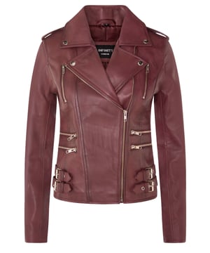 Presentamos nuestra chaqueta de motociclista cruzada más vendida, un verdadero epítome de estilo y funcionalidad. Fabricada con precisión, esta chaqueta está diseñada para realzar tu guardarropa con sus elegantes características y silueta, asegurando que destaques sin esfuerzo. He aquí por qué es imprescindible: Distintivamente elegante: el diseño elegante de la chaqueta crea una apariencia distintiva y de moda que es perfecta para cualquier ocasión. Amplio almacenamiento: con múltiples bolsillos con cremallera en la parte delantera, esta chaqueta no solo agrega carácter, sino que también brinda almacenamiento adicional para tus elementos esenciales. Detalles extravagantes: la solapa ancha con muescas y las charreteras de los hombros agregan un toque de extravagancia, abrochados de forma segura con botones a presión para una apariencia elegante. Ajuste a medida: las lengüetas de hebilla en las caderas permiten un ajuste cómodo y cónico, acentuando tu silueta, complementado por el diseño delgado de la chaqueta. Variedad de colores: disponible en una amplia gama de colores, puedes elegir el que combine con tu estilo personal. Esta chaqueta, confeccionada en piel de napa ultra suave 100 % de primera calidad y forrada con una mezcla de poliéster de primera calidad, ofrece lujo y comodidad. Con un cierre de cremallera YKK descentrado, esta chaqueta es tan funcional como elegante, lo que la convierte en una incorporación versátil a tu guardarropa.