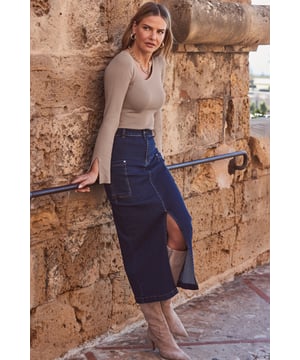 REASONS TO BUY:

Style points guaranteed
Crafted from our signature soft stretch denim
Trending cargo pockets
Denim midis are having a moment
Front split for added sexiness
Just add a knit and knee-highs