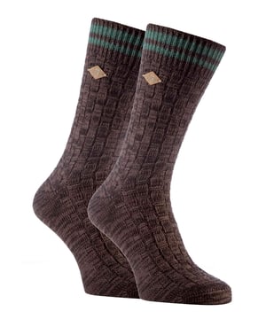 Farah 1920 Basket Weave Chunky Boot Socks Un par de calcetines cómodos y con estilo es una parte esencial de cualquier conjunto. Estos calcetines gruesos para botas Farah 1920 son una gran elección para su colección, vienen en una variedad de colores tierra hechos con un hilo grueso de algodón rico en jaspeado, con un amplio canalé de tejido de cesta que queda muy bien con pantalones formales de molesquín o de tweed. Estos calcetines son 91% algodón, lo que significa que son ricos en algodón, haciendo estos calcetines extra cómodos y suaves contra el pie mientras que también ofrecen los beneficios asociados de usar calcetines de algodón. Tienen la icónica "F" de Farah bordada en los calcetines en una lengüeta cosida con el logotipo. Todas las opciones de color son ricos colores tierra con una banda de contraste de 2 rayas en la parte superior del calcetín alrededor del puño elástico. Gracias a su grueso tejido de algodón y a su ligera sujeción, estos calcetines son ideales para llevar con ropa informal o con botas de moda. Esto se debe a que se adaptan más cómodamente a las botas que los calcetines finos de algodón normales. Cualquiera que busque un par de calcetines cómodos y a la moda en un solo paquete los encontrará con estos calcetines, ya sea para sí mismo o como un gran regalo. Disponibles en un paquete de 2 pares, están disponibles en 6 colores. Son de la talla 6-11 UK 7-12 US 39-45 EUR para hombre y la composición del material es 91% Algodón, 8% Poliéster, 1% Elastano. Detalles adicionales del producto - Paquete de 2 pares - Con la marca Farah - Calcetines de bota - Punto grueso - Algodón - 6-11 UK 7-12 US 39-45 EUR - 6 colores disponibles - 91% Algodón, 8% Poliéster, 1% Elastano - Lavables a máquina