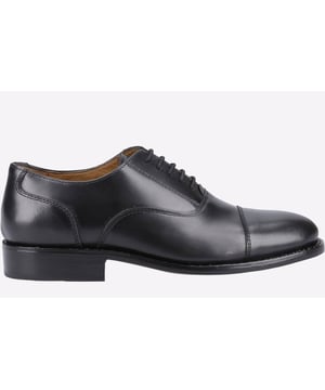 Traditional black capped toe Oxford dress shoe crafted using polished leather uppers and time-honoured leather sole. The subtle eyelets provide a smart and simple design ideal for formal occasions, mens wedding shoes and parties. - Leather Oxford Toe Cap
 - Lace up closure 
 - Cushioned footbed
 - Slight raised heel
 - Durable rubber outsole