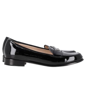 VINTAGE, RRP WIE NEU  
Die Prada Logo Plaque Loafers aus schwarzem Lackleder sind eine elegante und anspruchsvolle Schuhwahl, die zeitlosen Stil mit zeitgenössischem Luxus verbindet. Hergestellt aus hochwertigem Lackleder, verfügen diese Loafers über eine glänzende Oberfläche, die jedem Outfit einen Hauch von Glanz und Raffinesse verleiht. Die charakteristische Prada-Logo-Plakette auf der Vorderseite verleiht ein markantes, elegantes Detail und hebt die klassische Loafer-Silhouette hervor.

Prada Logo Plaque Loafers aus schwarzem Lackleder

Zustand: Sehr gut  
Abnutzungsspuren: Inklusive Box. Kleinere Abnutzungserscheinungen, leicht benutzt, aber sehr gut gepflegt. Kleine Markierung an den Sohlen & Faltenbildung, leichte Abschürfungen an den Sohlen und Fersen.  
Verpackung: Box  
Farbe: Schwarz  
Material: Leder | Lackleder  
Größe: IT | 38.5/UK5.5/US8.5/FR39.5  
Maße: Innensohlenlänge: 280  
SKU: NAPPUGBSH446784W