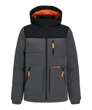 Mit dieser gefütterten Steppjacke für Jungen halten Sie Ihren kleinen Entdecker warm und modisch. Der Reißverschluss mit Kinnschutz und die hochschließende Kapuze bieten umfassenden Schutz vor Wind und Kälte. Seitliche Reißverschlusstaschen und eine Brusttasche mit Reißverschluss bieten sicheren Stauraum für kleine Schätze. Der Gummizug am Handgelenk sorgt für einen bequemen Sitz und hält die Wärme zuverlässig drinnen. Ein dezenter Label-Print auf der Brusttasche verleiht der Jacke einen modischen Akzent. Diese Jacke ist perfekt für Schule, Freizeit und alle Outdoor-Abenteuer. Robustes Design trifft auf hohen Tragekomfort, ideal für aktive Jungs. Mit dieser Steppjacke ist Ihr Kind perfekt für kalte Tage gerüstet. Ein Must-Have für die kalte Jahreszeit.