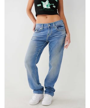 The Ricki Super T Relaxed Straight Jean is your new fave fit. This relaxed fit women's straight jean features fading, 3D whiskering, clean hardware, and two-tone Super T stitching. Finished with raised horseshoe detailing along the back flap pockets.    