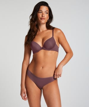 Deze brazilian tekent niet onder strakke kleding door de naadloze afwerking. De kanten achterkant zorgt voor een sexy uitstraling.