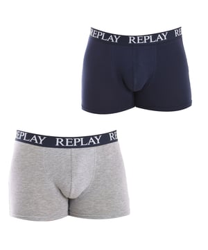 Stretchkatoenen boxer.
 Elastische rubberen tailleband, met de merknaam herhaaldelijk geborduurd.
 Comfortabele en ademende stof.
 Anatomische voorkant, met de mogelijkheid om vast te houden zonder te knellen.
 Naden in toon zichtbaar.
 Samenstelling: 95% Katoen, 5% Elastaan
 Onderhoud:
Wassen op maximaal 40º.
 Strijken op lage temperatuur.
 Geen bleekmiddel gebruiken.
 Geen droger gebruiken.
 Niet chemisch reinigen.
